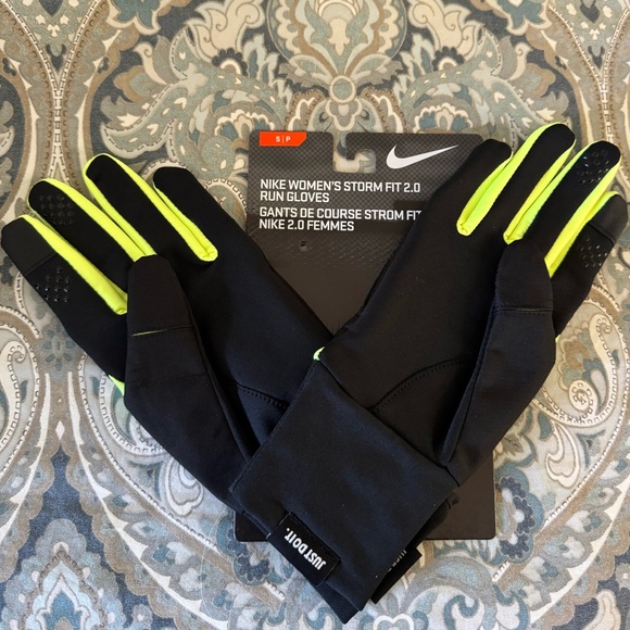 NIKE WOMEN'S STORM FIT 2.0 RUN GLOVES
Small - Picture 3 of 3